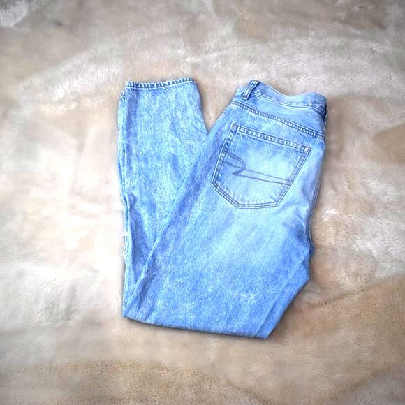 American Eagle Jeans Womens Size 2 Light Blue Highrise Mom Distressed Denim - Picture 3 of 13